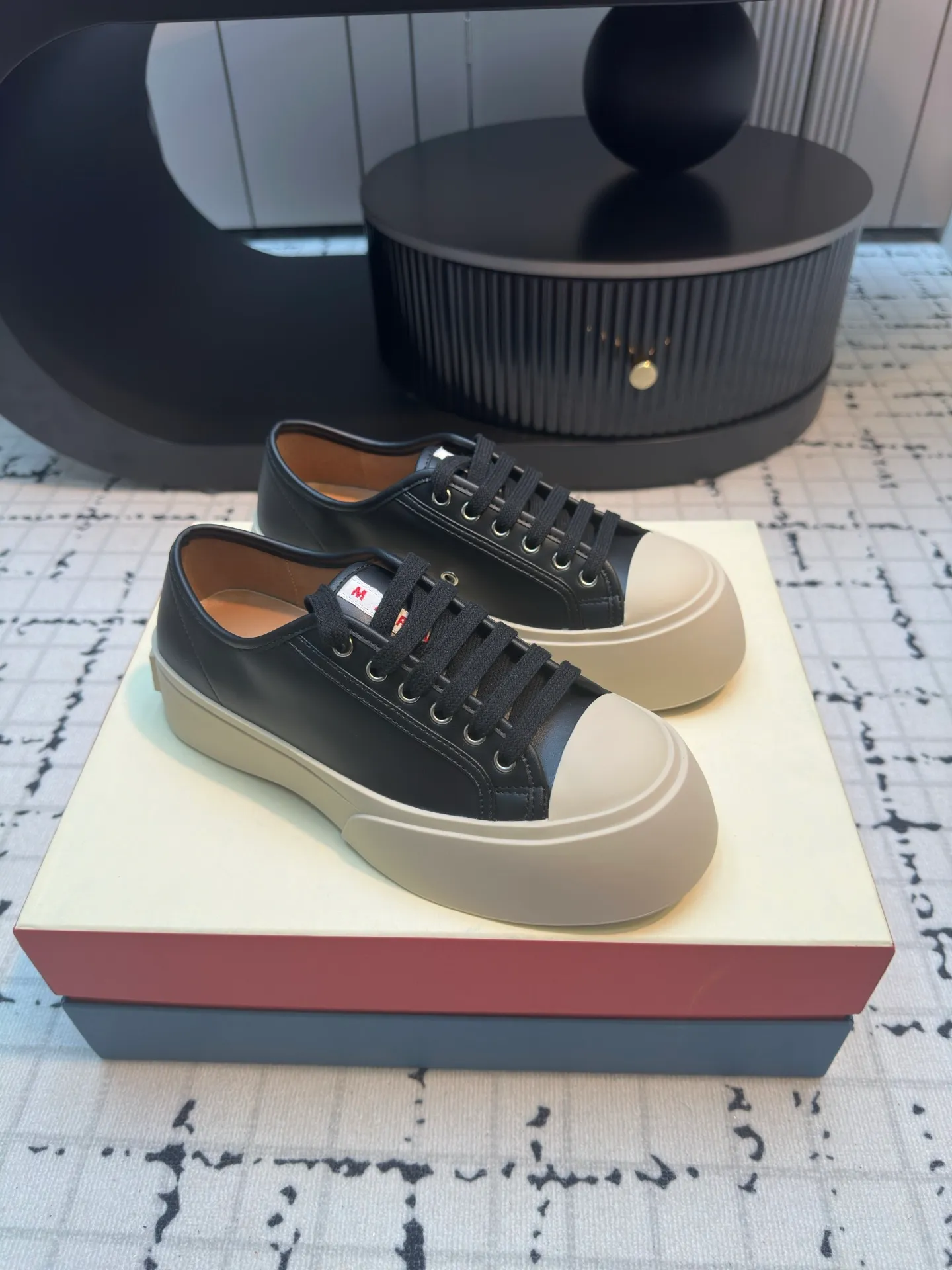 👟👟Ex-factory price 480👟👟 Large lace-up shoes, the cutest baby shoes in history. This year’s new colors are really beautiful, very fresh, and not bulky at all! A brand from an independent Italian designer, it has now become a famous brand in the international fashion industry. Since its establishment in 1994, the brand has expanded from women's clothing to men's clothing, bags, jewelry and glasses, and its product content is extremely rich! Marni's designs are not only bold in color and innovative in tailoring, but also very proud of its pure Italian origins. Not only are all its finished products produced in Italy, but they are also not authorized to operate, and the brands are all controlled by family members.  Upper: imported calfskin, lining/feet: cowhide laminated to high-density elastic latex, sole: rubber outsole, 4cm thick sole to lengthen legs, code number: 35/40 (40 is custom-made, non-refundable, non-exchangeable)